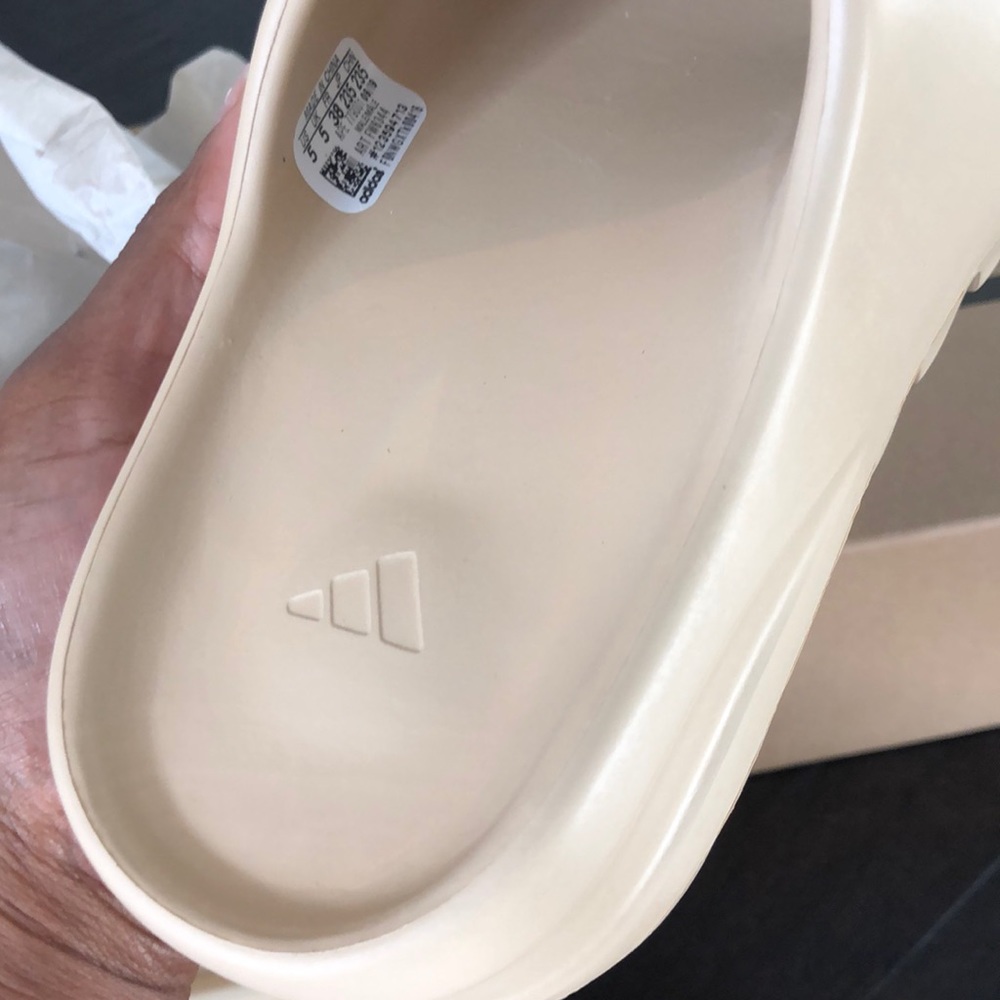 Yeezy Slides - Picture 4 of 5